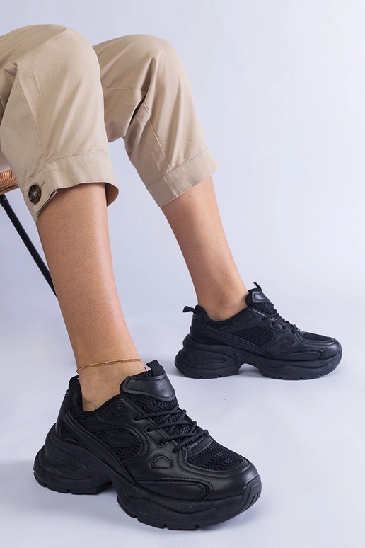 Baskets noires avec une semelle...