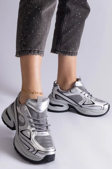 Silberne Sneaker mit...