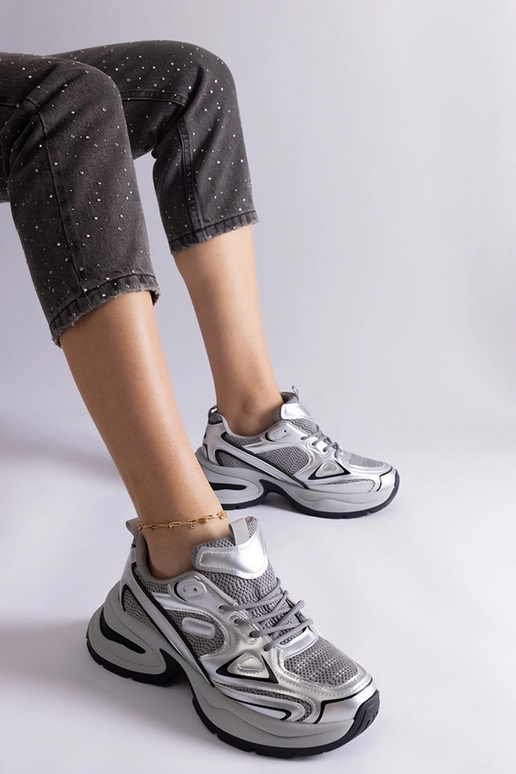 Sølv sneakers med en massiv Adom-sål