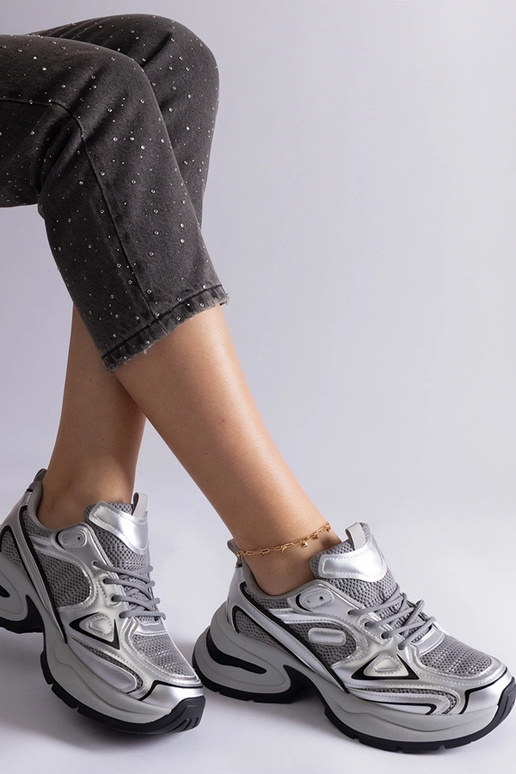 Sølv sneakers med en massiv Adom-sål