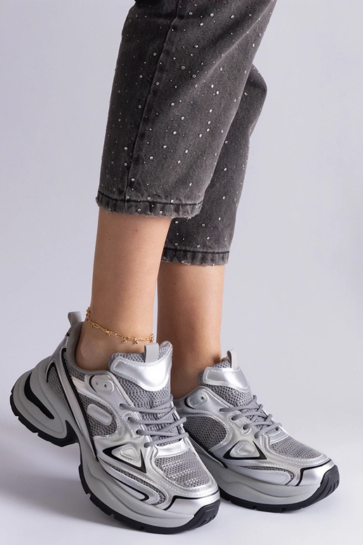 Sølv sneakers med en massiv Adom-sål