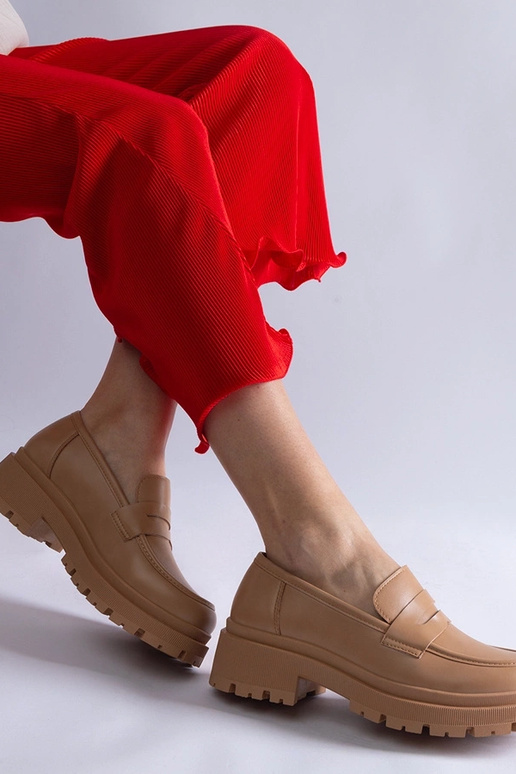 Mocassins beige foncé en cuir... Mocassins beige foncé en cuir...