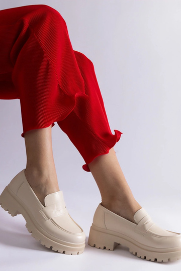 Beige mokkasiner lavet af... 2