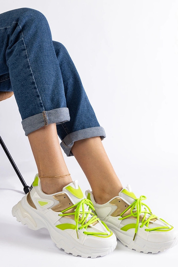 Baskets de sport blanches...