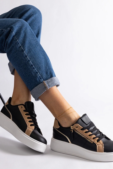 Baskets de sport noires...