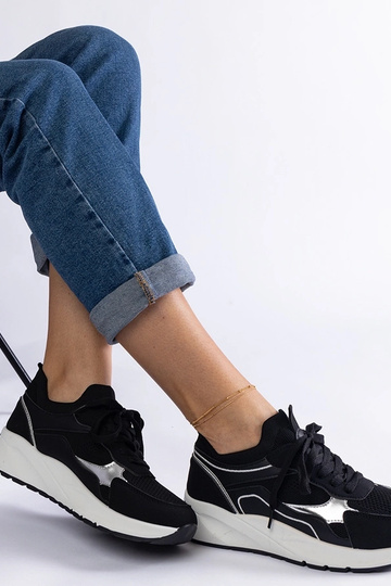 Schwarze Sport-Sneakers...