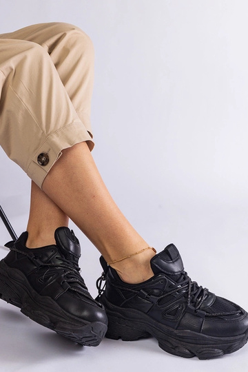 Baskets de sport noires...