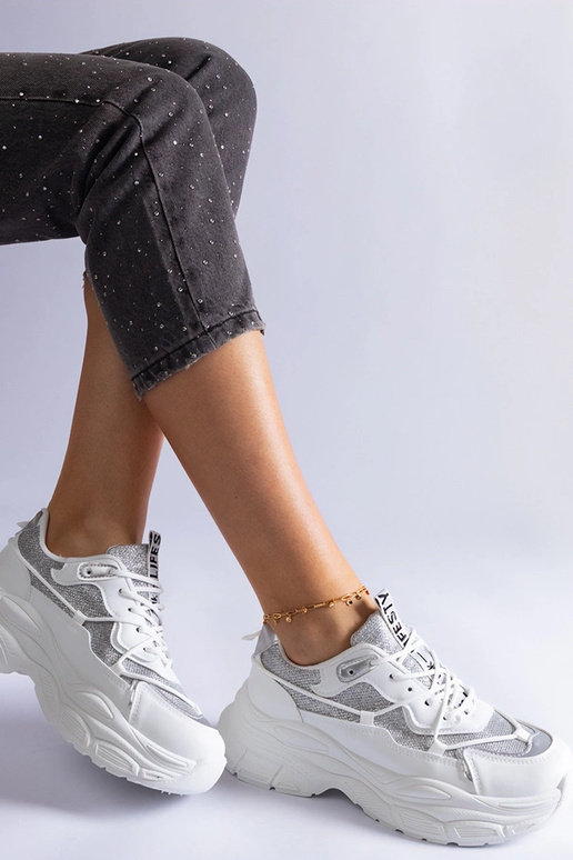 Hvide sneakers med glimmerindsatser...