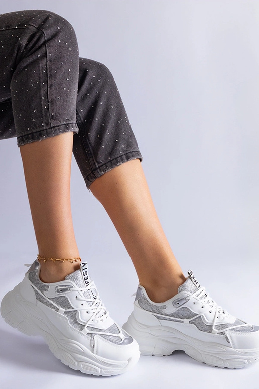 Weiße Sneakers mit Glitzereinsätzen...