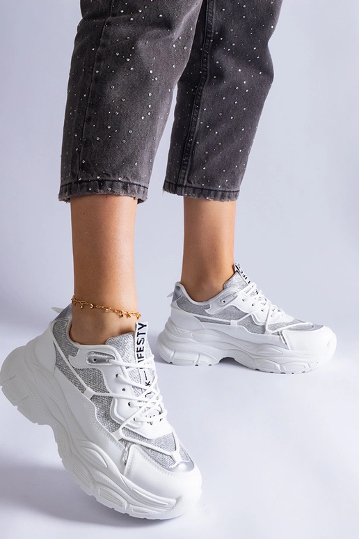 Baskets blanches avec empiècements... Baskets blanches avec empiècements...