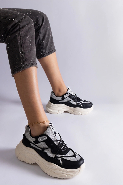 Schwarze Sneakers mit...