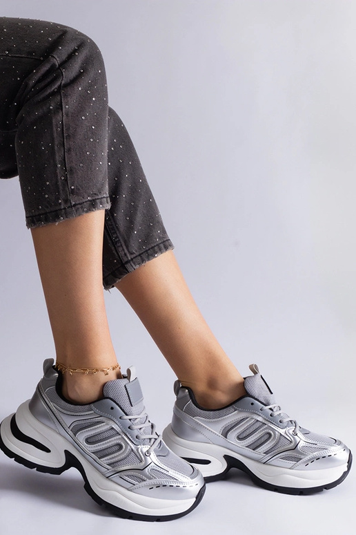 Chaussures de sport argentées pour... Chaussures de sport argentées pour...