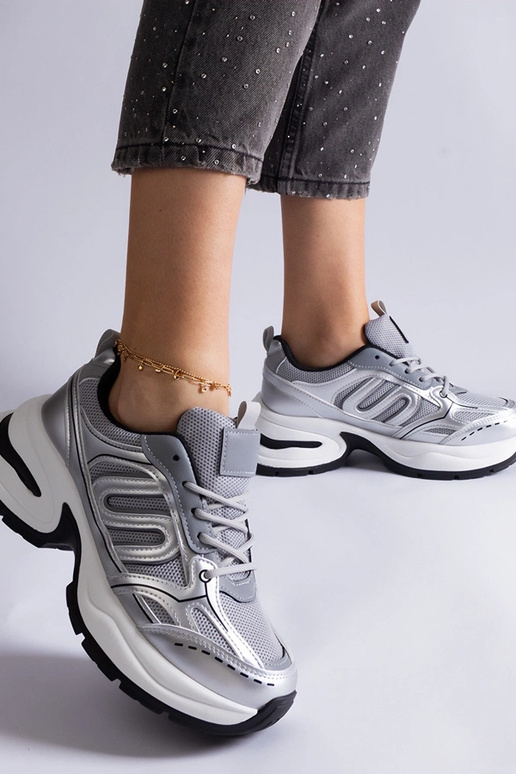 Chaussures de sport argentées pour... Chaussures de sport argentées pour...