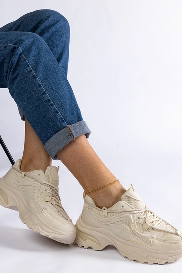 Baskets de sport beiges...