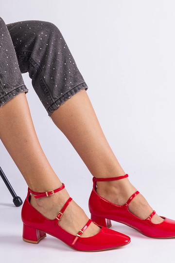 Rote Lackpumps mit Riemen...