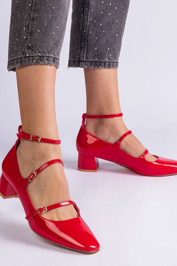 Rote Lackpumps mit Riemen... 2