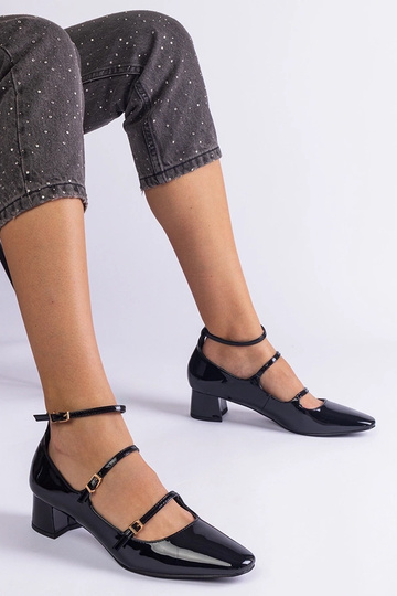 Schwarze Lackpumps mit Herman-Riemchen