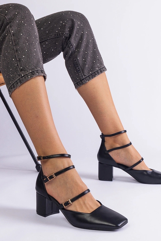 Schwarze Pumps mit Blockabsatz und... Schwarze Pumps mit Blockabsatz und...