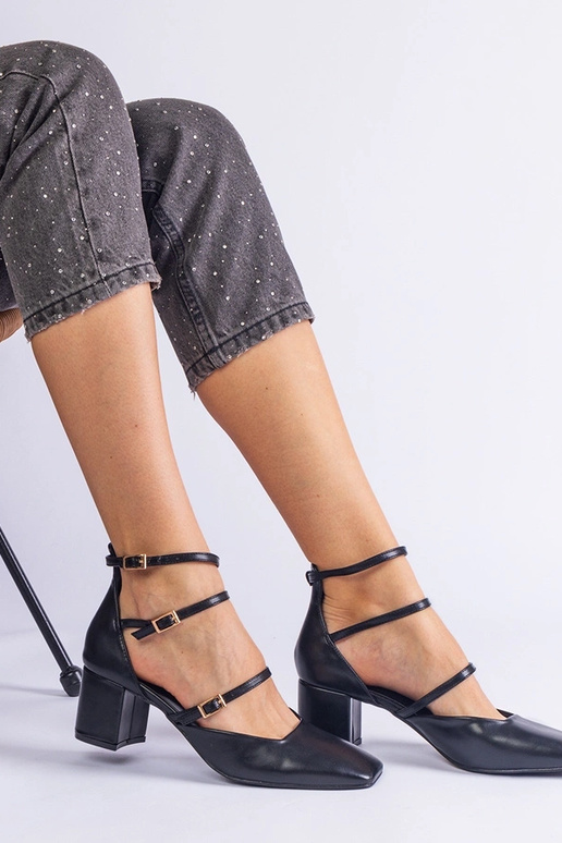 Schwarze Pumps mit Blockabsatz und... Schwarze Pumps mit Blockabsatz und...