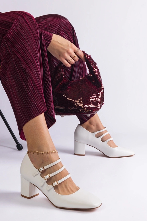 Weiße Pumps mit Blockabsatz und... Weiße Pumps mit Blockabsatz und...