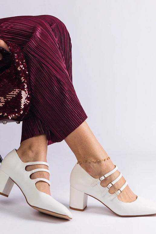 Escarpins blancs à talon bloc et... Escarpins blancs à talon bloc et...