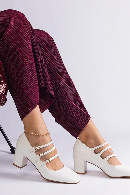 Escarpins blancs à talon bloc et... Escarpins blancs à talon bloc et...