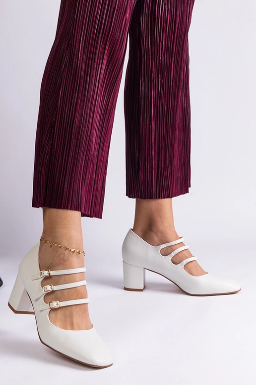 Escarpins blancs à talon bloc et... Escarpins blancs à talon bloc et...