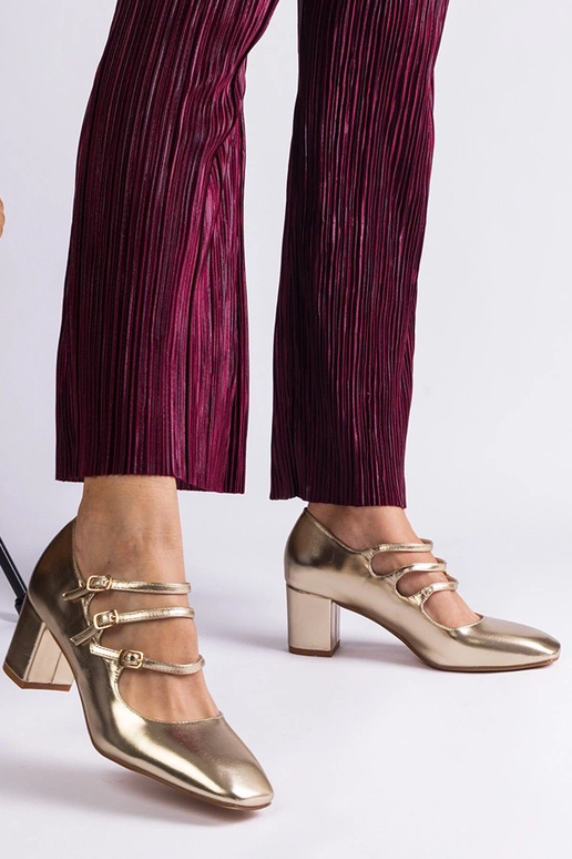 Goldene Pumps mit Blockabsatz und... Goldene Pumps mit Blockabsatz und...