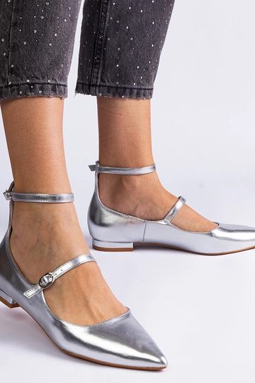 Silberne flache Pumps mit Schnallen Ewerida