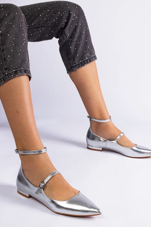 Escarpins plats argentés à boucles... Escarpins plats argentés à boucles...