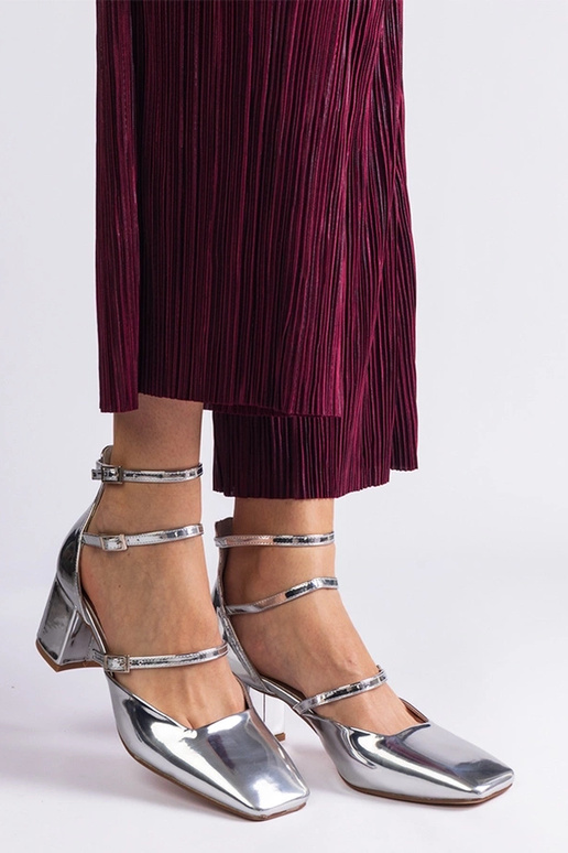 Silberfarbene Lackpumps mit... Silberfarbene Lackpumps mit...