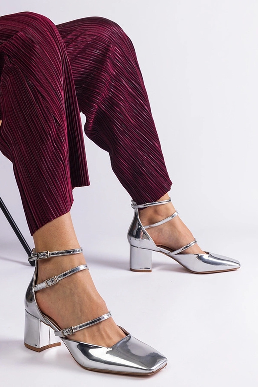 Sølv patent pumper med Kamola spænder Sølv patent pumper med Kamola spænder