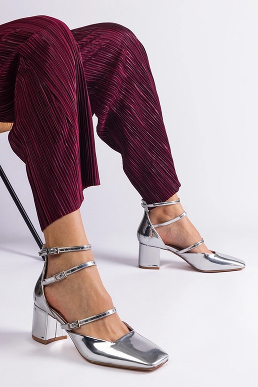 Silberfarbene Lackpumps mit... Silberfarbene Lackpumps mit...