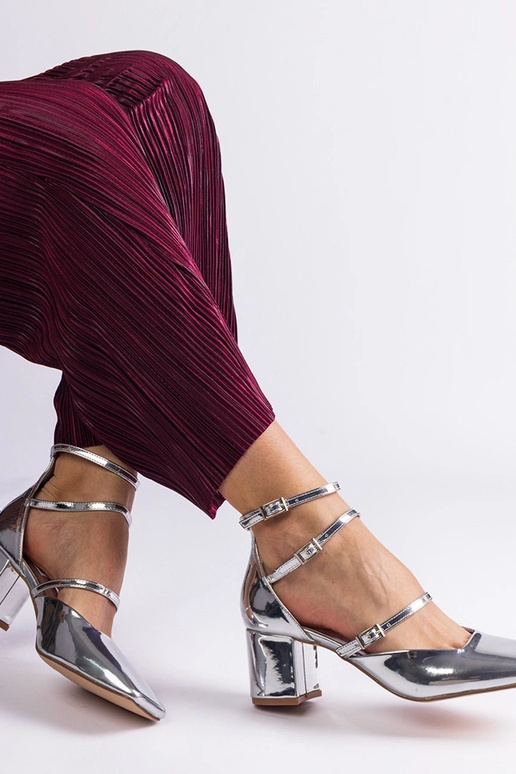 Sølv patent pumper med Kamola spænder Sølv patent pumper med Kamola spænder