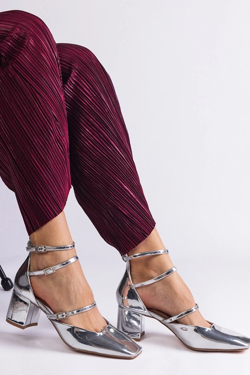 Silberfarbene Lackpumps mit... Silberfarbene Lackpumps mit...