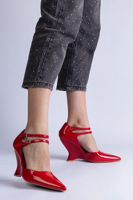 Rote Lackpumps auf Keilabsatz mit... Rote Lackpumps auf Keilabsatz mit...