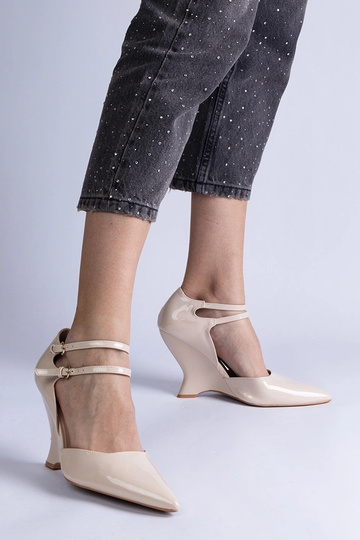 Escarpins compensés en cuir verni beige à boucles de Vizario 2
