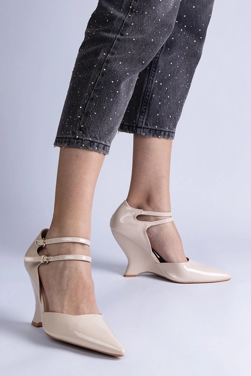 Beige pumps i patentlæder på kile med... Beige pumps i patentlæder på kile med...