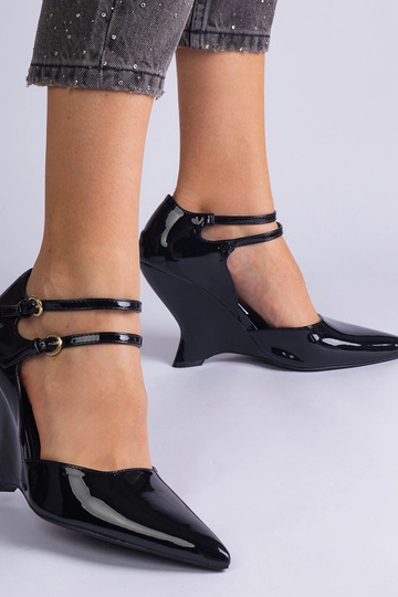 Schwarze Lackpumps auf Keilabsatz mit Schnallen von Vizario 2
