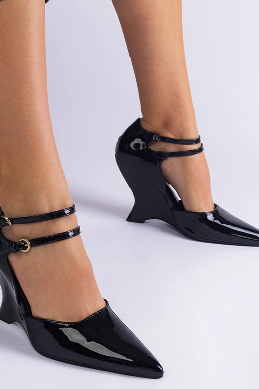 Sorte pumps i patentlæder på kile med...