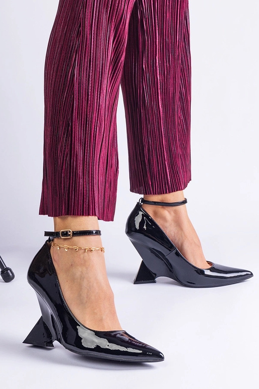 Zwarte lakleren pumps op een plateau... Zwarte lakleren pumps op een plateau...