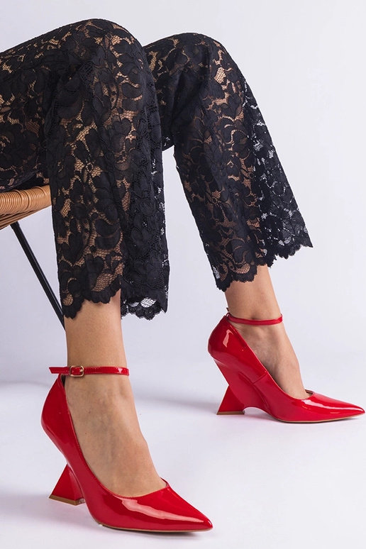 Rode lakleren pumps op een plateau...