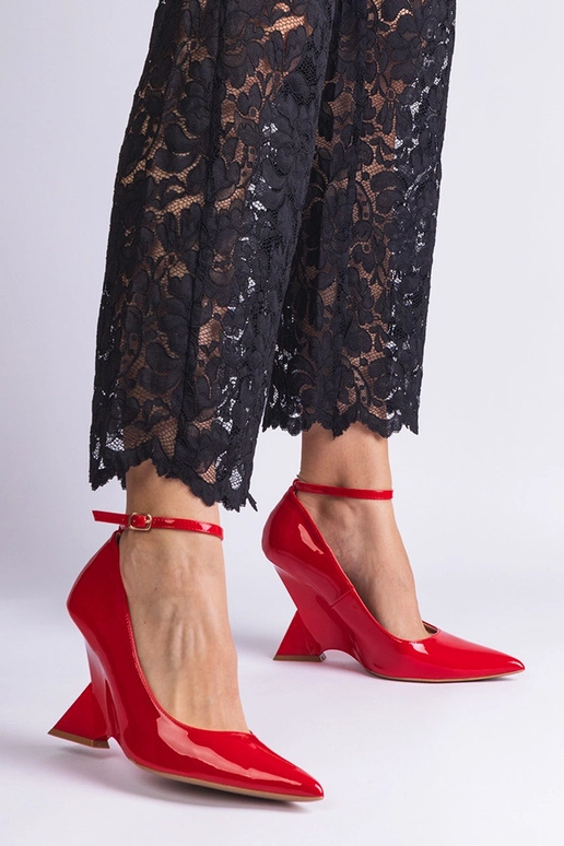 Rode lakleren pumps op een plateau...