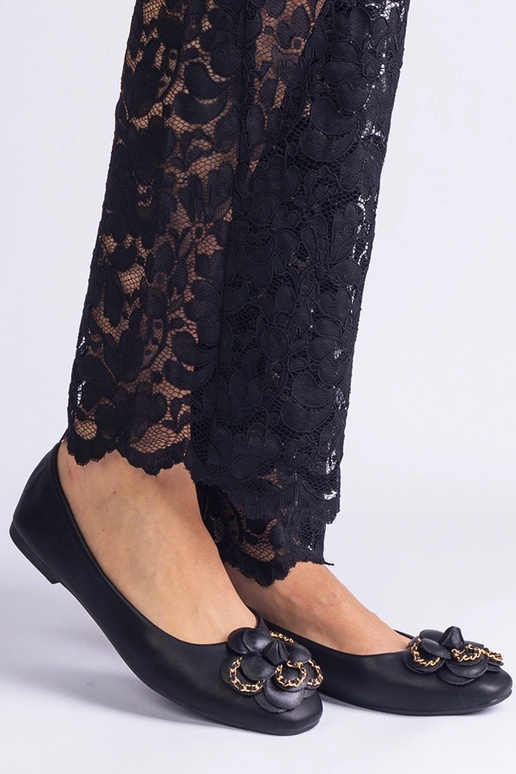 Sorte balletlejligheder dekoreret med...