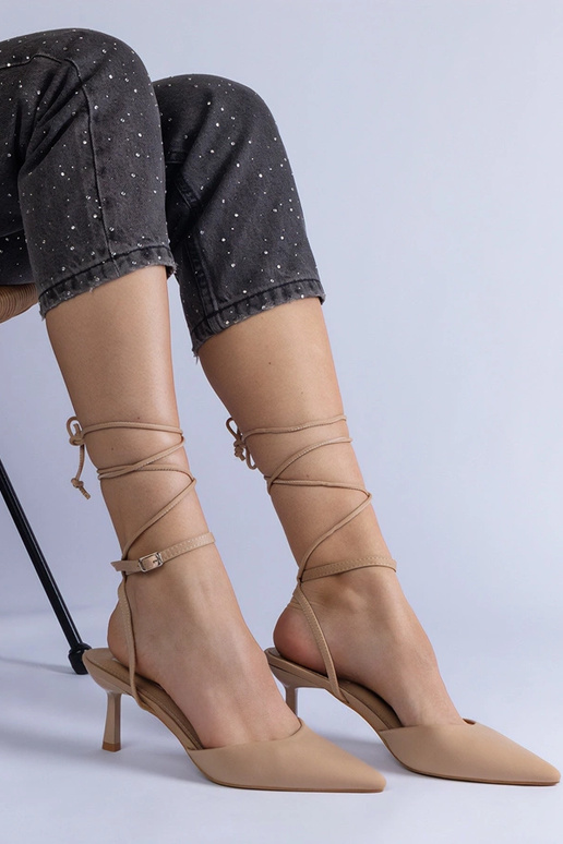 Beige offene Stilettos um den Knöchel... Beige offene Stilettos um den Knöchel...