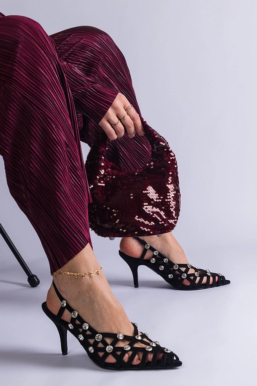 Schwarze geflochtene Sandalen mit... Schwarze geflochtene Sandalen mit...