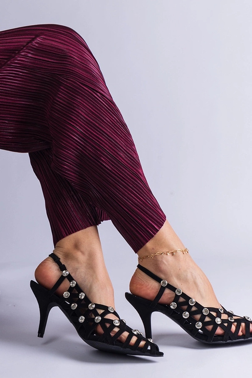 Schwarze geflochtene Sandalen mit... Schwarze geflochtene Sandalen mit...