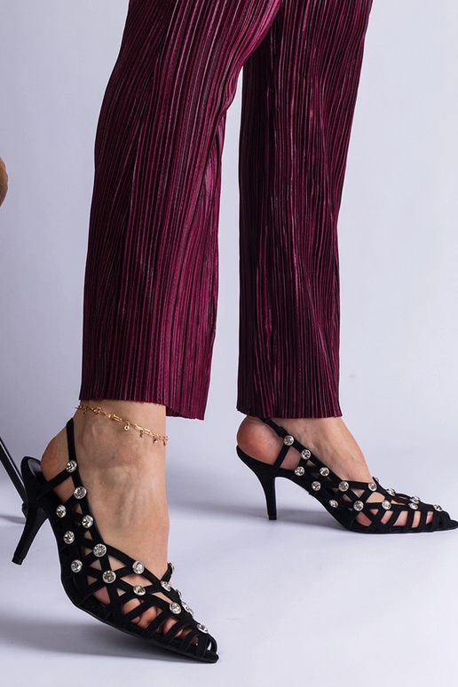 Sandales tressées noires avec pierres... Sandales tressées noires avec pierres...