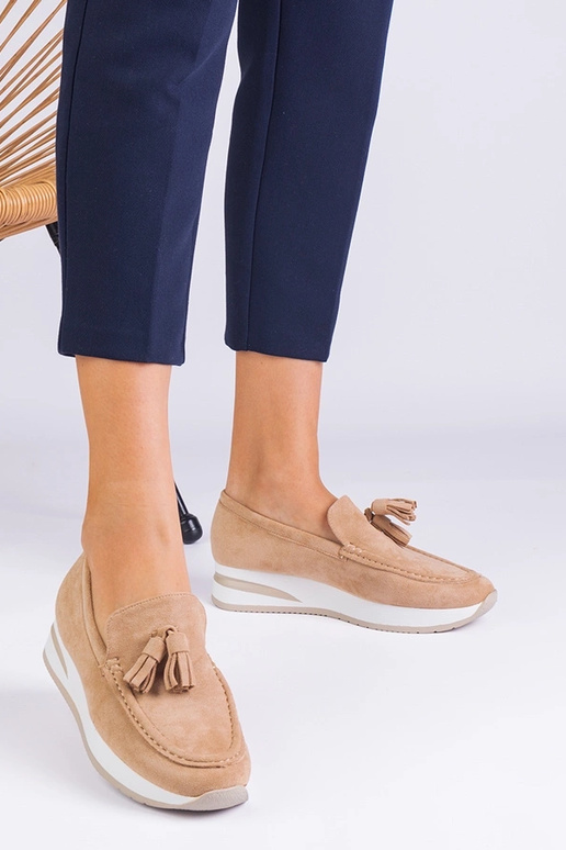 Beige Damen-Loafer auf der Plattform...
