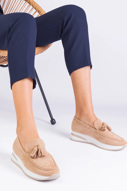 Beige Damen-Loafer auf der Plattform...